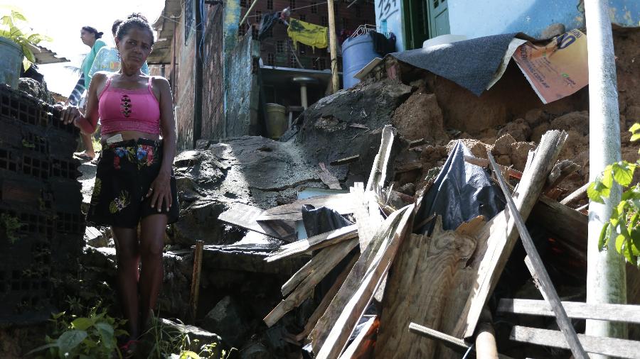 Maria José Dias ao lado da própria casa, destruída em deslizamento de terra no Grande Recife - Arnaldo Sete