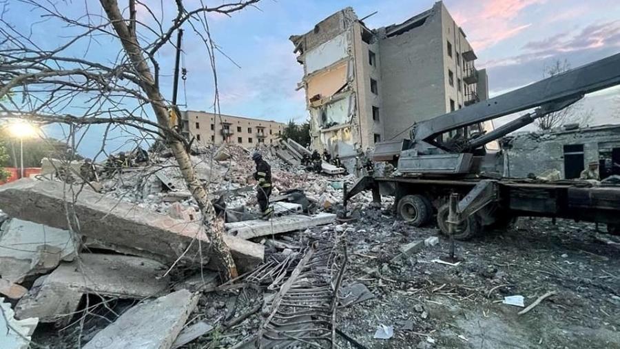 Prédio destruído em Donetsk, na Ucrânia; Google é multado na Rússia por não excluir vídeos sobre guerra - Pavlo Kyrylenko/via REUTERS