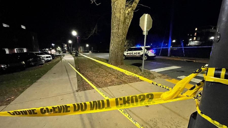 14.nov.22 - Polícia procura suspeito de um tiroteio que deixou três mortos e dois feridos em universidade da Virgínia - Reprodução/@13DanKennedy