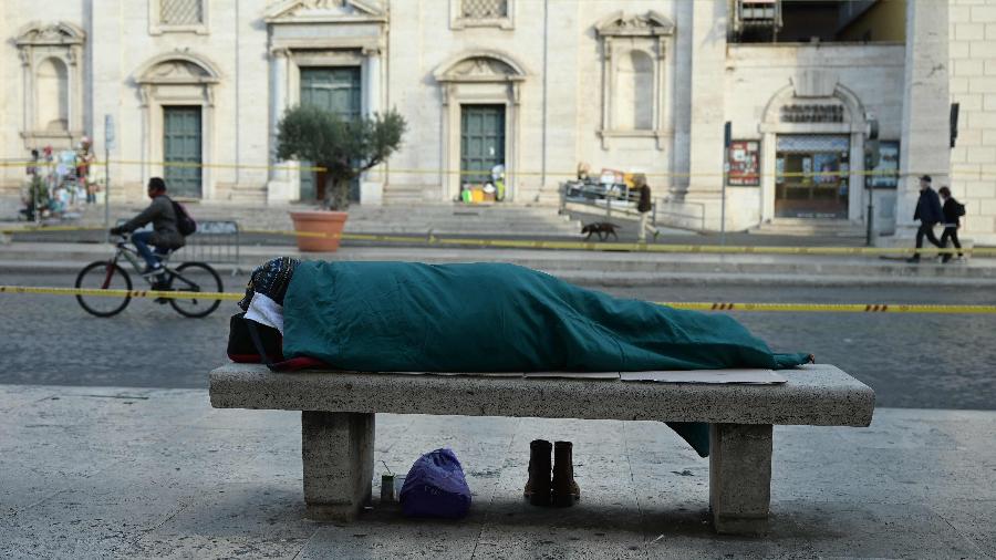 Iniciativa começará nas regiões metropolitanas, que têm a maior parte dos cidadãos em pobreza absoluta - Vincenzo Pinto/AFP