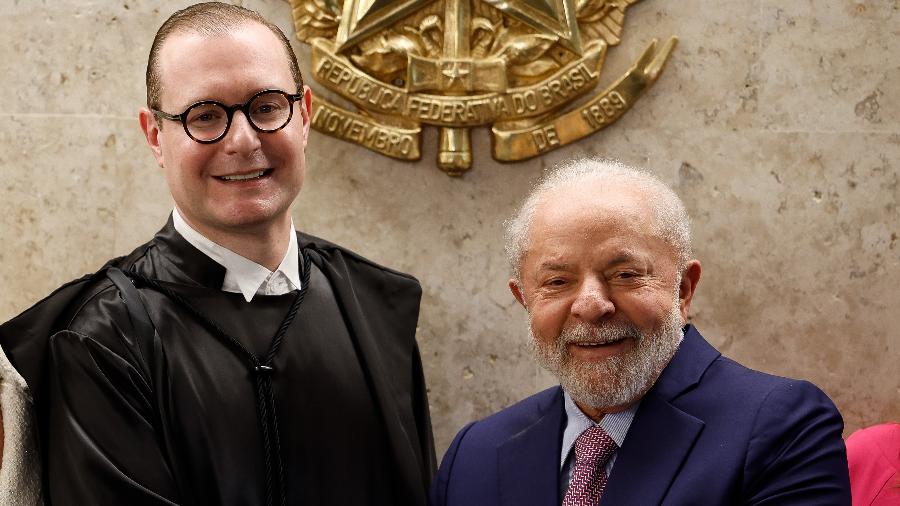 Lula cumprimenta Zanin na cerimônia de posse do ministro no STF Lula cumprimenta Zanin na cerimônia de posse do ministro no STF