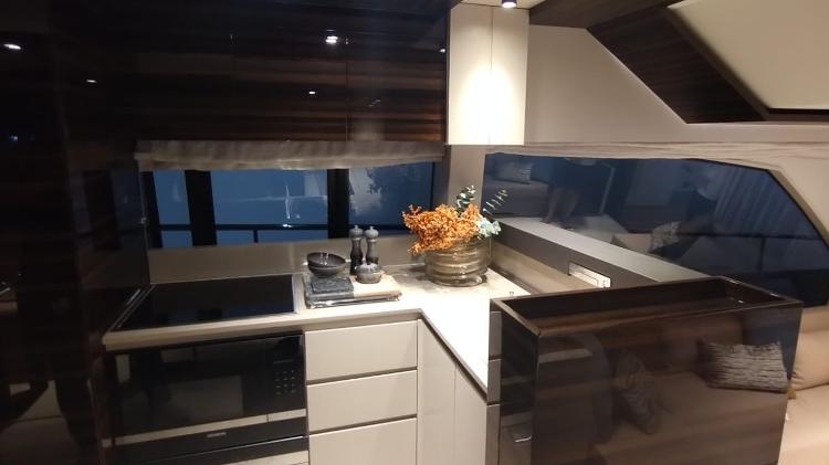 Cozinha do Ferretti 670 é feita com materiais de alta qualidade; todo o interior é muito bem decorado, com tons suaves, às vezes fazendo parecer que não estamos num iate