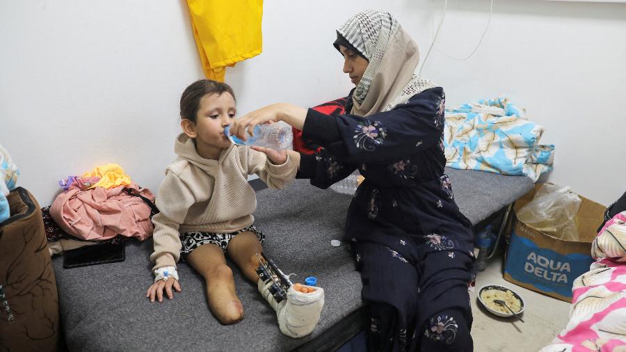 Criança palestina recebe cuidados no European Hospital, em Rafah, na Faixa de Gaza, depois de ter a perna amputada após um bombardeio