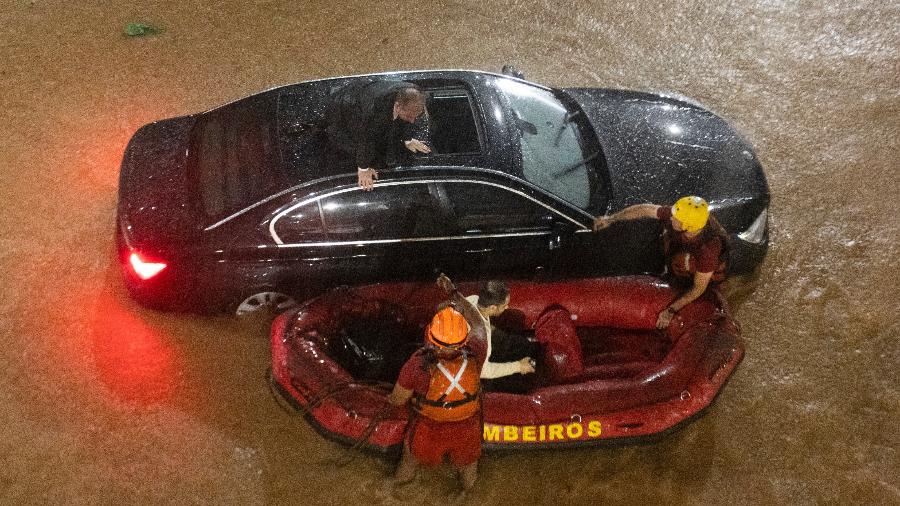 Bombeiros resgatam homens ilhados em carro durante alagamento na região central de São Paulo após temporal