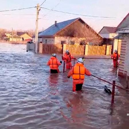 Socorristas entram em área de enchente em região residencial em Orsk, na Rússia