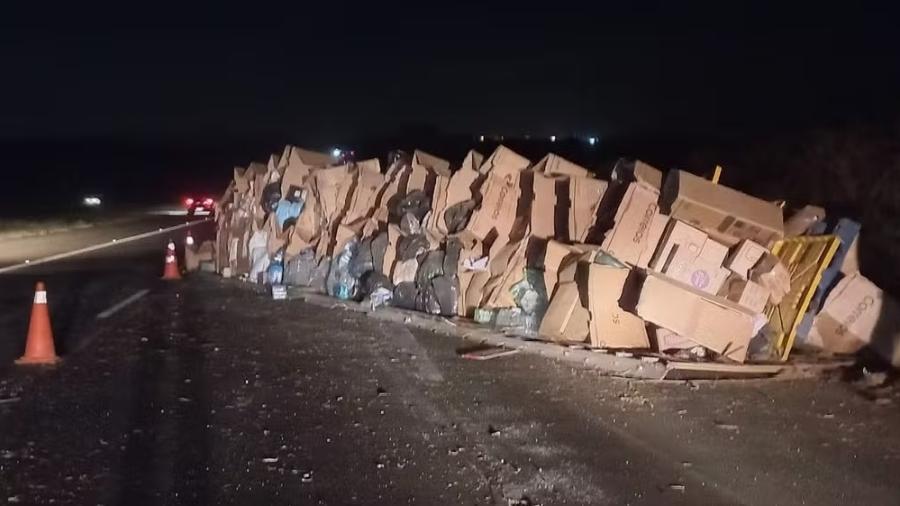 Caminhão dos Correios com doações para o RS tomba na Rodovida dos Bandeirantes, em SP - Reprodução/EPTV