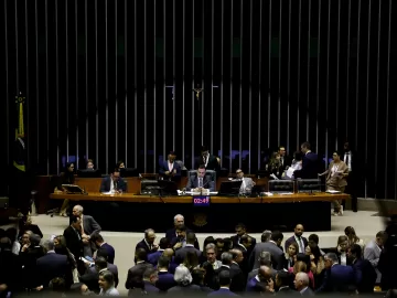 Congresso mantém veto de Bolsonaro contra criminalização de fake news