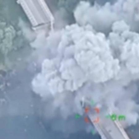 Fumaça em torno de uma ponte sobre o rio Seim no distrito de Glushkovo, em Kursk após suposto ataque ucraniano