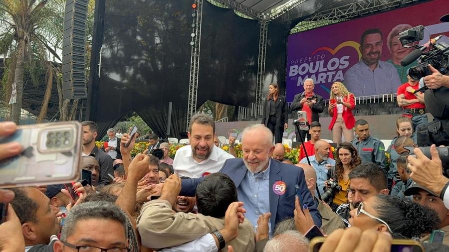 O candidato Guilherme Boulos e o presidente Lula durante comício em São Paulo - Bruno Luiz/UOL