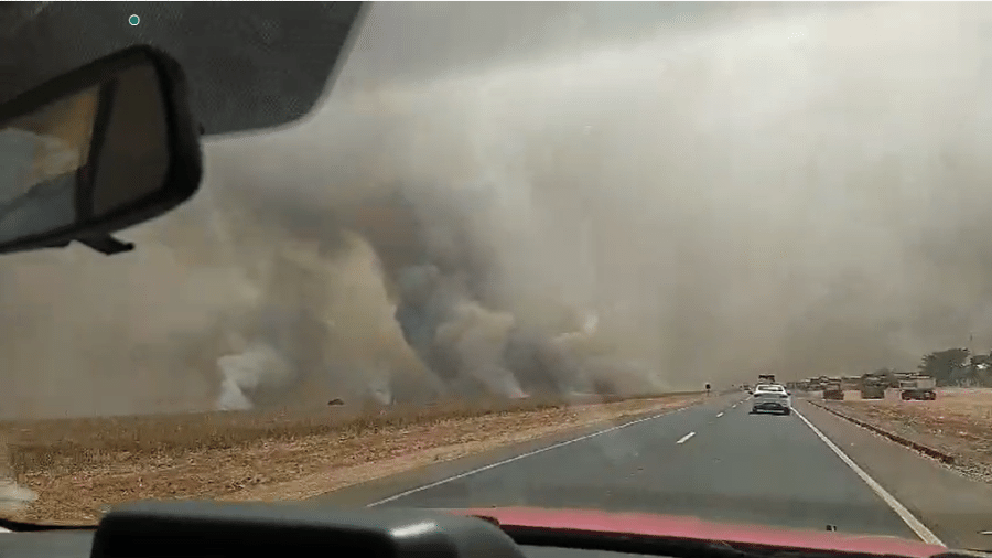 Incêndio visto de uma viatura dos bombeiros em rodovia em Goiás. Em uma delas, a fumaça provocou acidente - Corpo de Bombeiros de Goiás/Divulgação