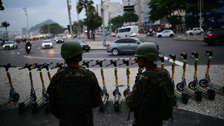 Soldados montam guarda na praia de Copacabana como parte dos preparativos de segurança antes da cúpula do G20 no Rio de Janeiro, em 15 de novembro de 2024