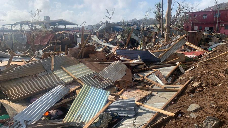 15.dez.2024 - Pilha de escombros de chapas de metal e madeira depois que o ciclone Chido atingiu o território francês do Oceano Índico de Mayotte - KWEZI / AFP