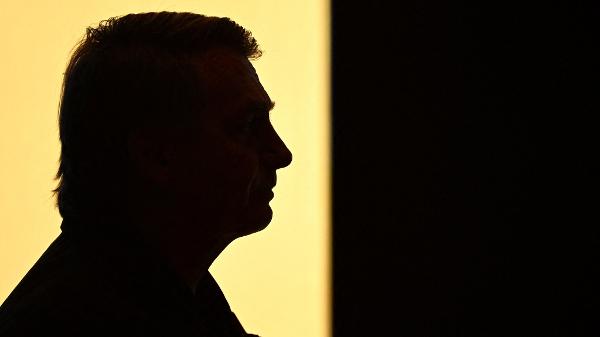 Silhueta do ex-presidente Jair Bolsonaro durante seminário do PL em Brasília em fevereiro; para Josias de Souza, reputação do ex-presidente se esvai perante o eleitorado às vésperas de seu julgamento