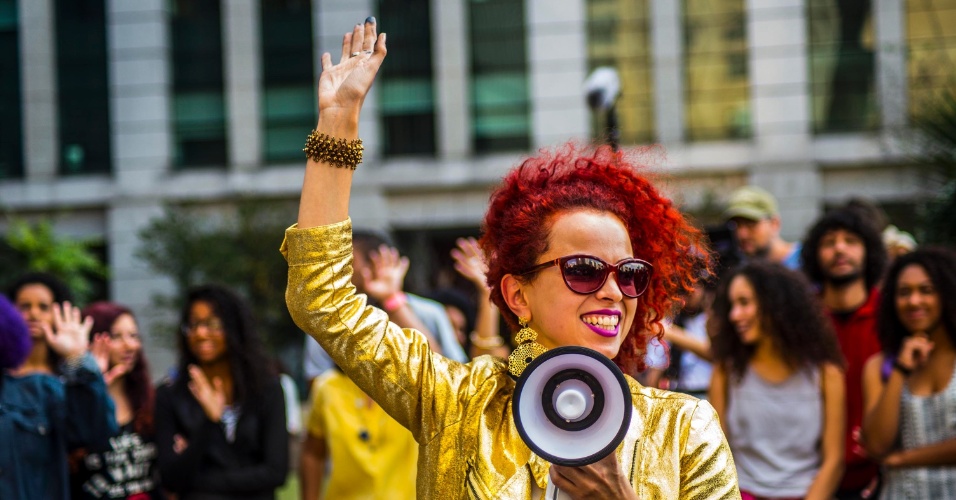 26.jul.2015 - Ativistas se concentram no vão livre do Masp, em São Paulo, neste domingo (26), para 1ª Marcha do Orgulho Crespo, em comemoração ao Dia da Mulher Negra, Latino-americana e Caribenha, celebrado no dia 25 de julho