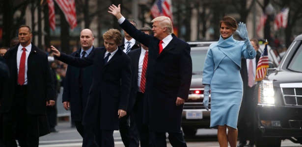 Trump e Melania fazem trecho da parada presidencial a pé - Jonathan Ernst /Reuters