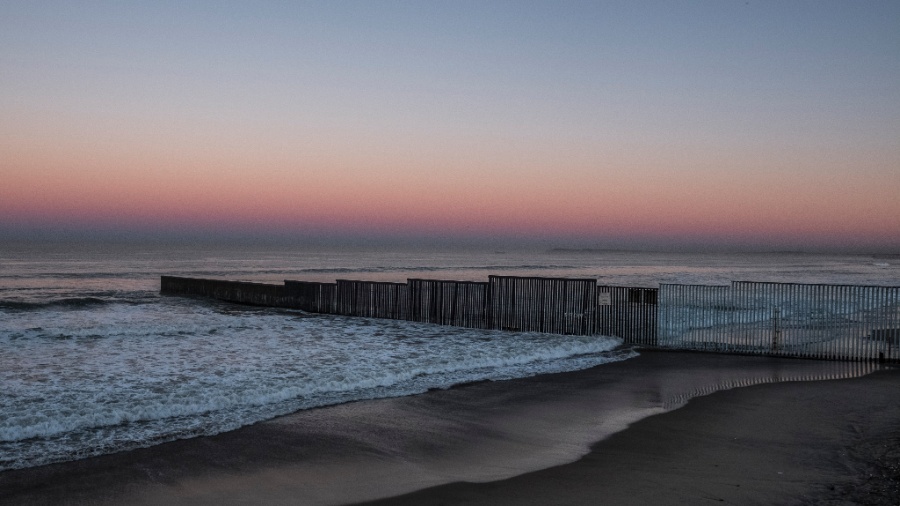 A cerca que se estende para o Oceano Pacífico em Tijuana, na fronteira entre México e EUA - Bryan Denton/The New York Times