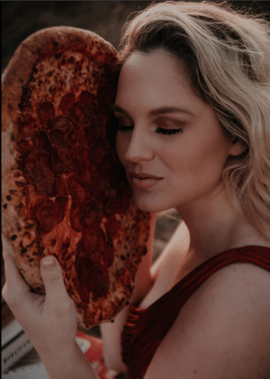 Cantora Kensington Moore faz uma pose romântica com uma pizza - Twitter/ @kensingtonmoore