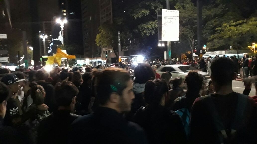 17.mai.2017 - Grupo protesta em frente ao Masp, na avenida Paulista, em SP, após acusação contra o presidente Michel Temer de que ele deu aval para a compra do silêncio do ex-deputado Eduardo Cunha (PMDB) - Mirthyani Bezerra/UOL
