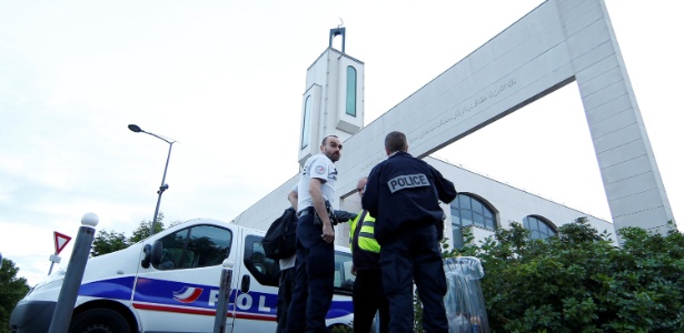 29.jun.2017 - Policiais investigam área próxima a mesquita em Créteil, subúrbio de Paris, na França - Gonzalo Fuentes/Reuters