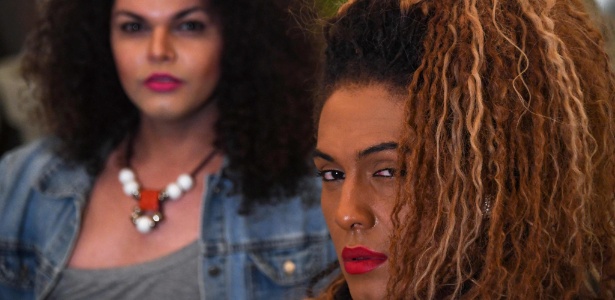 7.set.2017 - As cantoras transgênero da banda "As Bahias e a Cozinha Mineira", Raquel Virginia (esq.) e Assucena Assucena, em hotel no Rio de Janeiro - APU GOMES/AFP - APU GOMES/AFP