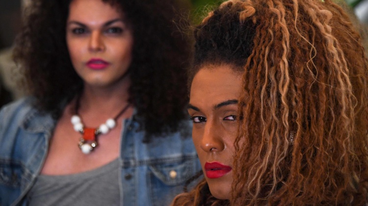 7.set.2017 - As cantoras transgênero da banda "As Bahias e a Cozinha Mineira", Raquel Virginia (esq.) e Assucena Assucena, em hotel no Rio de Janeiro - APU GOMES/AFP - APU GOMES/AFP