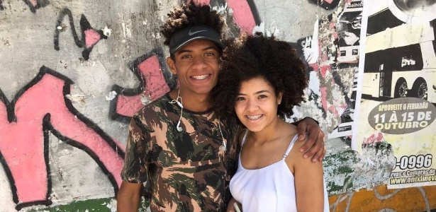 Fylypi Lima, 17, que presta Enem como treineiro, e sua irmã mais velha, Anny Lima, 18, candidata pela terceira vez - Leonardo Martins/UOL