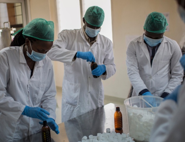 Estudantes em Uganda engarrafam morfina, estratégia para evitar a dependência química - Charlie Shoemaker/The New York Times