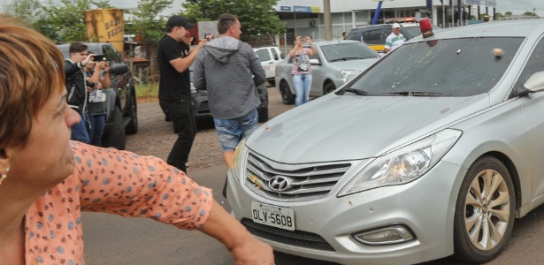 25.mar.2018 - Manifestantes jogam ovos e pedras na comitiva do ex-presidente Luiz InÃ¡cio Lula da Silva na chegada da caravana petista em SÃ£o Miguel do Oeste (SC)
