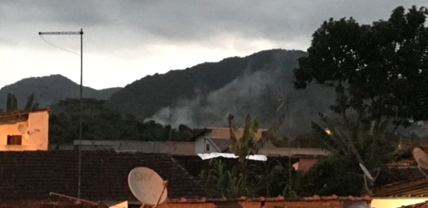Fumaça é vista em bairro de Ubatuba (SP), nos arredores do aeroporto da cidade, onde um avião de pequeno porte fez um pouso de emergência - Arquivo pessoal