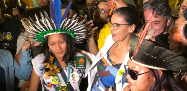 13.set.2018 - Marina Silva posa com indígenas durante ato de campanha em Brasília