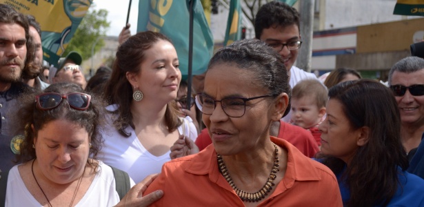 Marina Silva caminha no bairro da Liberdade, no centro de São Paulo