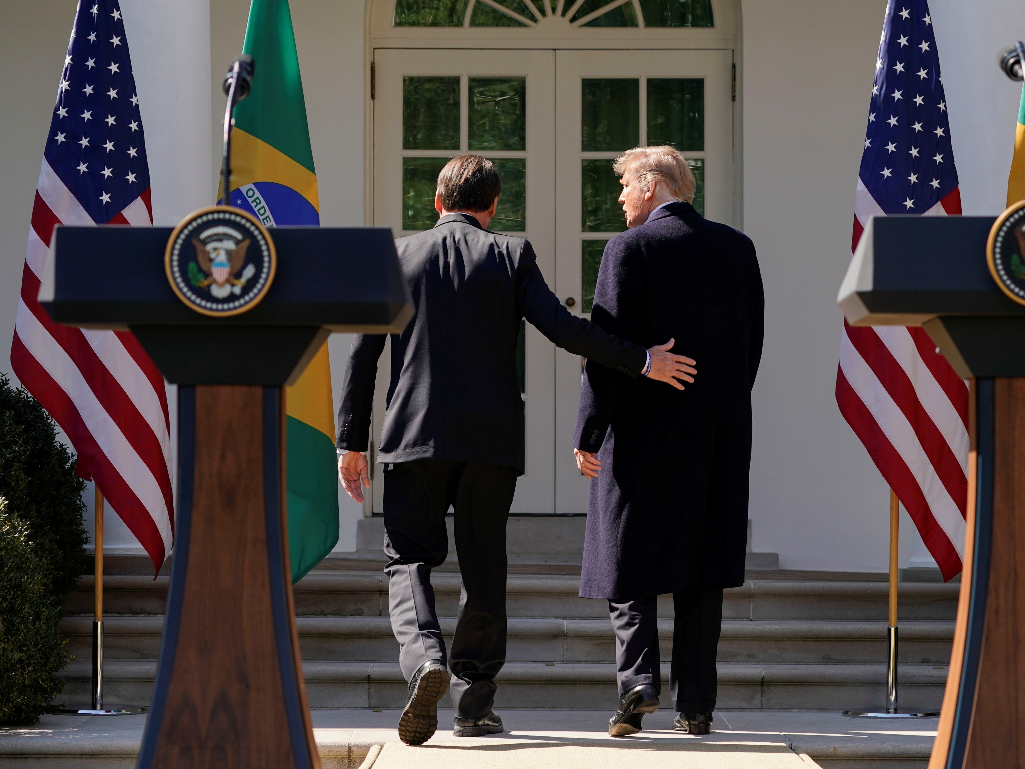Bolsonaro imita Trump, mas democracia frágil no Brasil é ainda mais preocupante
