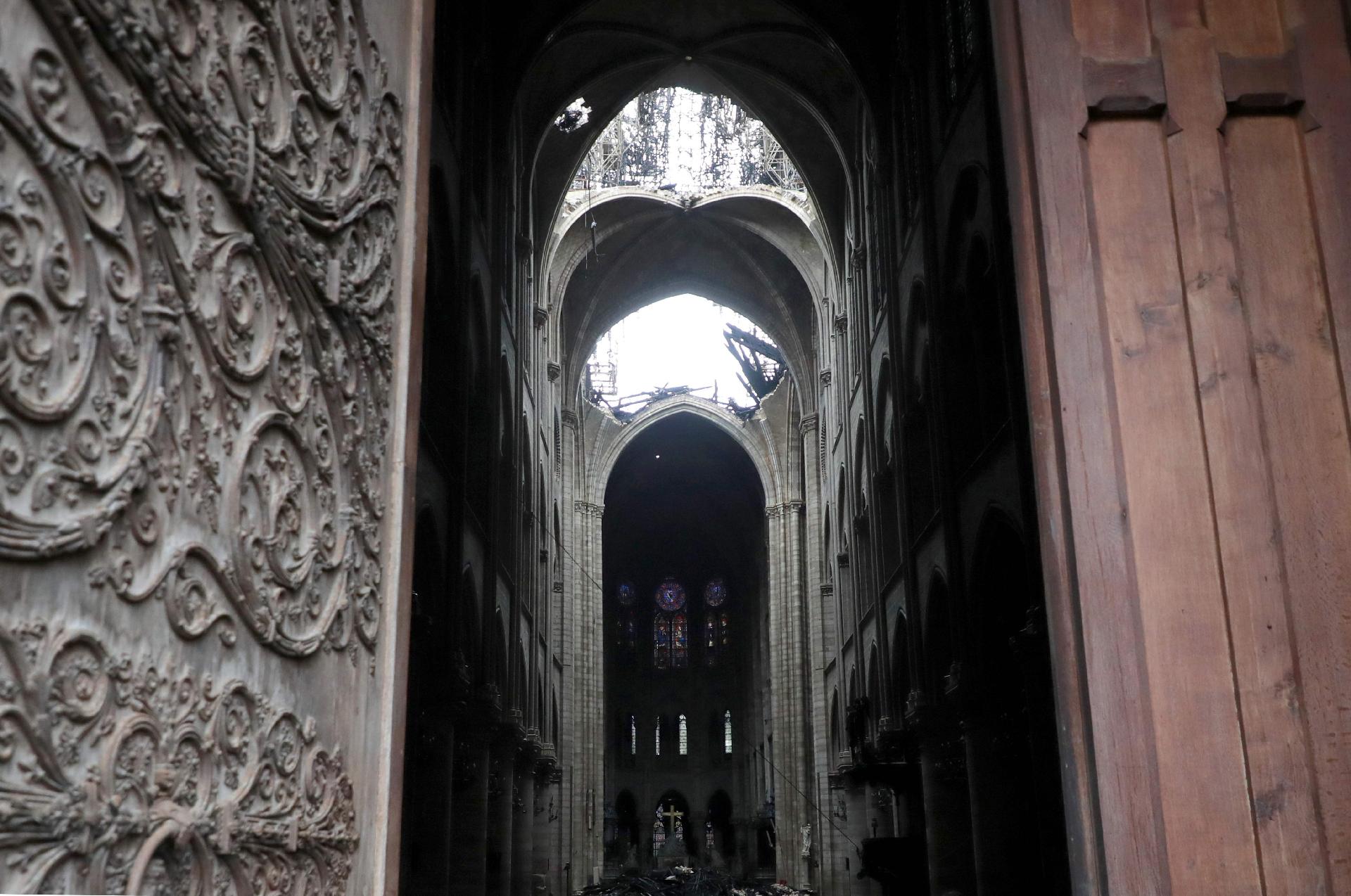 16.abr.2019 - Uma foto tirada em 16 de abril de 2019 mostra uma vista interior da Catedral de Notre-Dame, em Paris, no rescaldo de um incêndio que devastou a catedral. - O Corpo de Bombeiros de Paris anunciou que os últimos remanescentes do incêndio foram extintos em 16 de abril, 15 horas após o início do incêndio - Christophe Petit/AFP