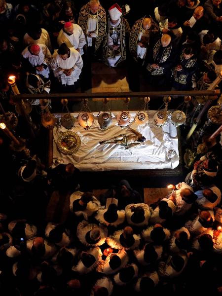 Católicos comemoram a Sexta-feira Santa na Igreja do Santo Sepulcro, em Jerusalém