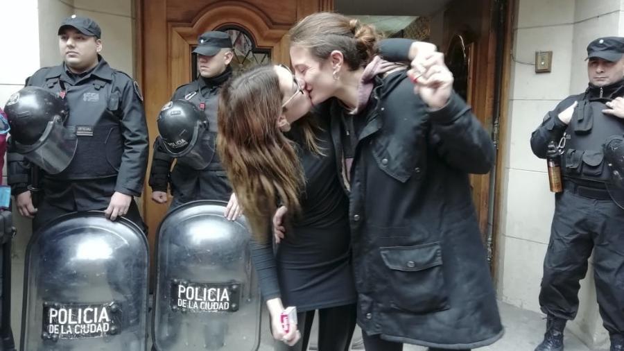 Mariana Gómez (à dir.), condenada por "resistência à autoridade", beija sua mulher na porta do tribunal em Buenos Aires - 28.jun.2019 - AFP/Notícias Argentinas/Agencia Presentes