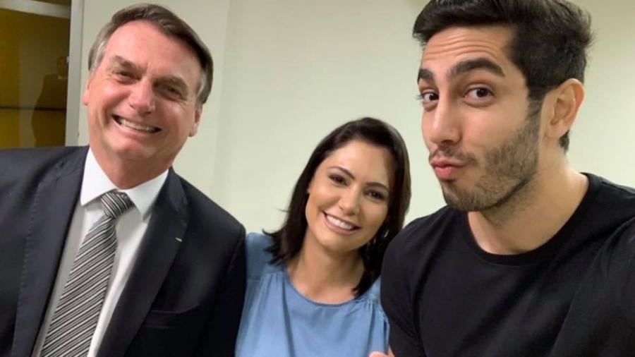 Presidente Jair Bolsonaro e a primeira-dama Michelle com o humorista Jonathan Nemer - Reprodução/Facebook 