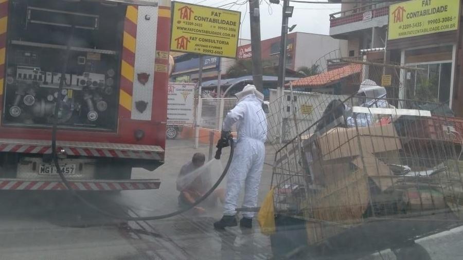 Bombeiros retiram abelhas do corpo do morador de rua Celso Ribeiro  - Divulgação/Polícia Militar