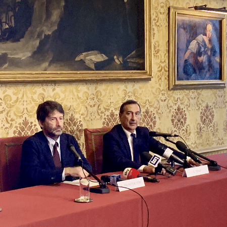 09.dez.2019 - Beppe Sala (à dir.), prefeito de Milão, durante anúncio da construção do Museu Nacional da Resistência na cidade - Reprodução/Twitter