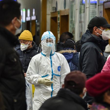 24.jan.2020 - Médica usando roupas de proteção no hospital da Cruz Vermelha em Wuhan, na China - AFP