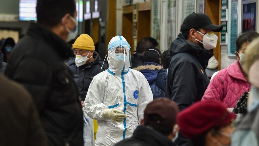 24.jan.2020 - Médica usando roupas de proteção no hospital da Cruz Vermelha em Wuhan, na China - AFP