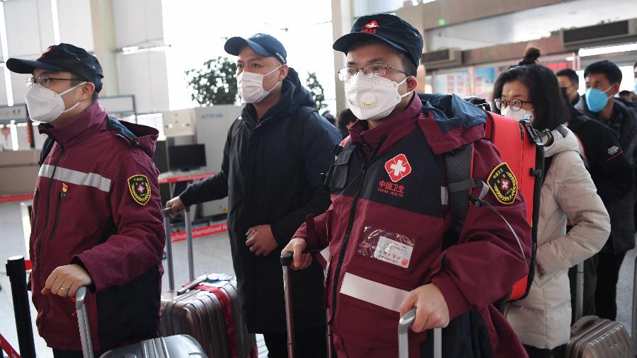 28.jan.2020 - Equipe médica deixa Lanzhou se prepara para embarcar rumo a Wuhan, para auxiliar no atendimento dos pacientes infectados com o coronavírus - Xinhua/Chen Bin