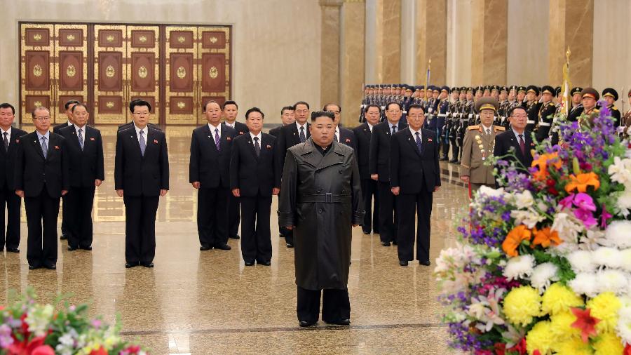 O líder norte-coreano Kim Jong-Un visita o mausoléu do pai, Kim Jong il, para marcar o aniversário do aniversário do antigo líder norte-coreano - KCNA/Reuters