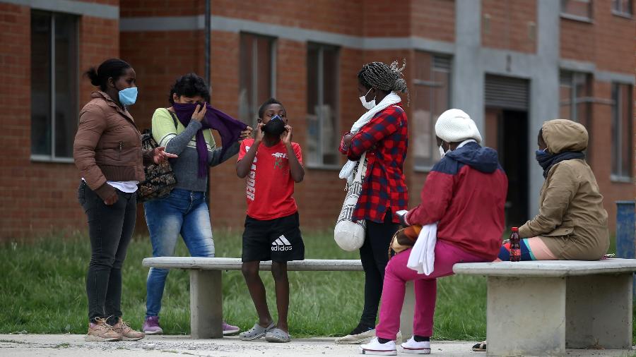 Pessoa usam máscaras de proteção em Soacha, na Colômbia - 