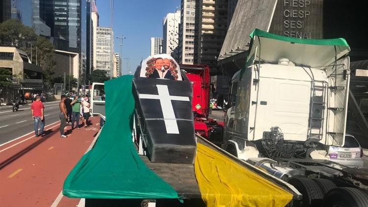 Um dos caminhões carregava um caixão com imagens do governador João Doria e do prefeito Bruno Covas - Felipe Pereira/UOL