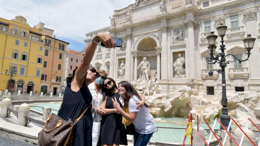 19.jun.2020 - Pessoas tirando foto na fonte de Trevi, na Itália, durante a pandemia do novo coronavírus - Corbis via Getty Images