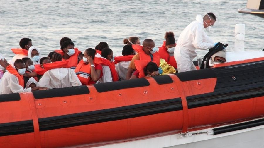 Imigrantes resgatados chegam ao porto de Lampedusa, na Itália - 29.ago.2020Mauro Seminara/AFP