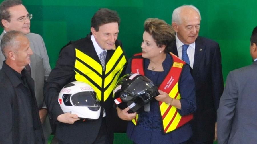 Marcelo Crivella posa com Dilma Rousseff durante cerimônia no Senado, em 2014 - Jonas Pereira/Agência Senado