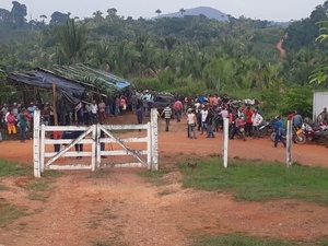 Grupo de invasores cerca base de operações do Ibama e da Funai dentro da Terra Indígena Apyterewa, no Pará - Reprodução - Reprodução