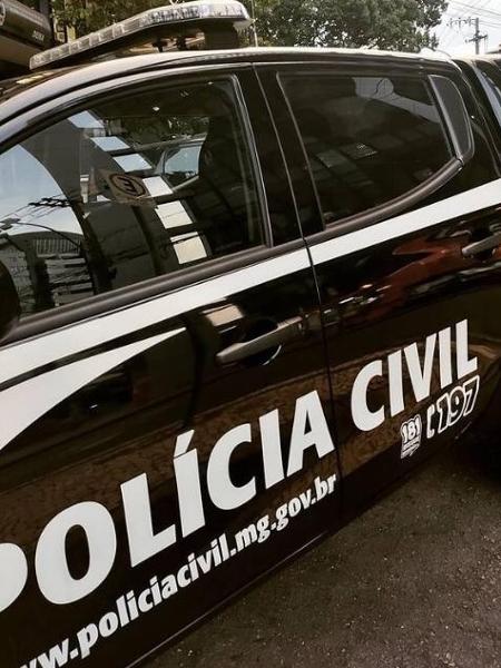Policiais investigam homicídio: criminoso prestou socorro à vítima, mas depois fugiu em carro prata - Divulgação/Polícia Civil MG
