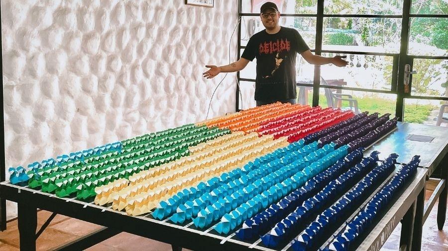 Dupla dobrou centenas de origamis de cores diferentes para entrar para o Guiness World Records - Reprodução/Instagram